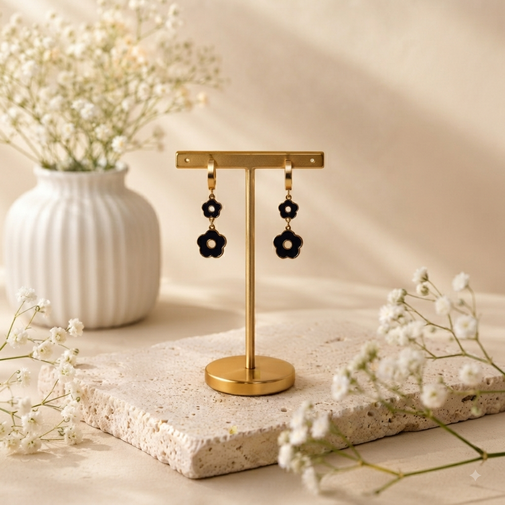Aretes Flor Negra Dorada – Estilo Sofisticado - TrendyLane